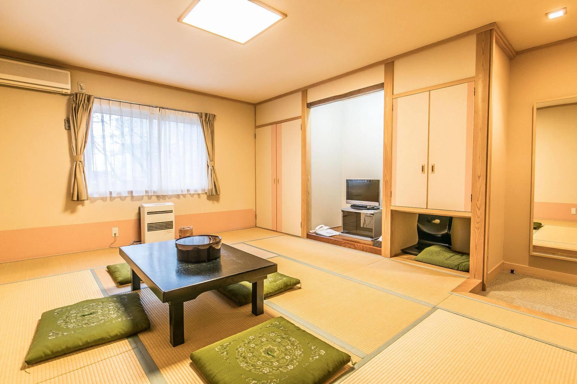 Petit Hotel Enchante Hakuba Exterior photo